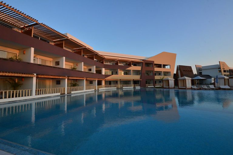 Aranwa Paracas hotel pool with modern beachfront accommodations.